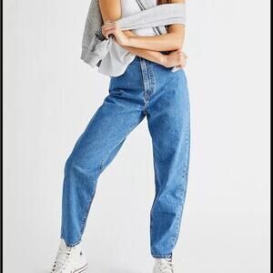 NWT Levi’s High Loose Taper Jeans 28